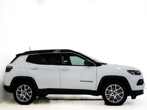 Used 2025 Jeep Compass Limited AWD/4WD image 4