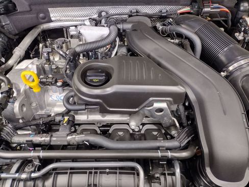 New 2025 Volkswagen Taos SE image 7