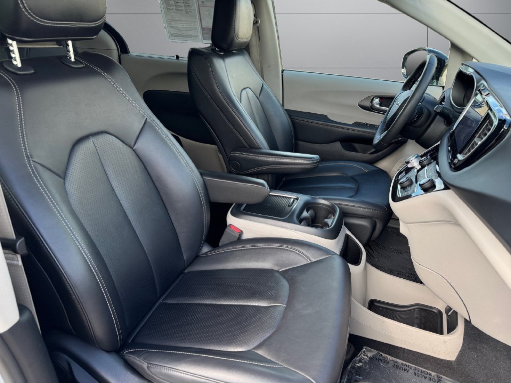 Used 2024 Chrysler Pacifica Touring-L FWD image 17