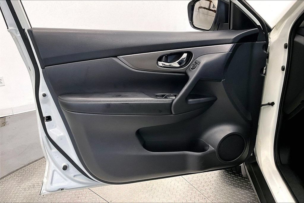 Used 2015 Nissan Rogue SV AWD/4WD image 17