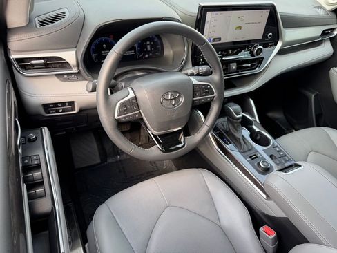 Used 2025 Toyota Highlander Platinum AWD/4WD image 26