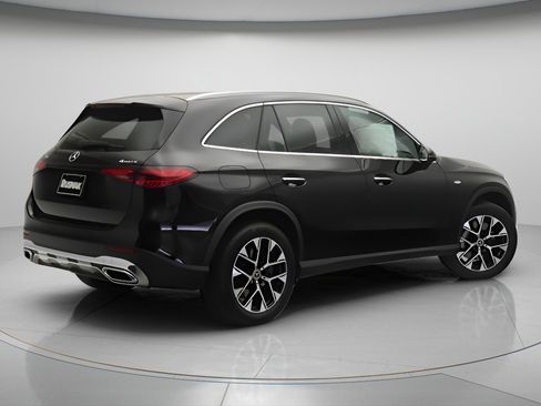 Used 2025 Mercedes-Benz GLC 350e 4MATIC image 4