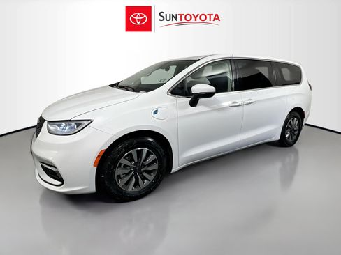 Used 2023 Chrysler Pacifica Touring-L FWD image 9