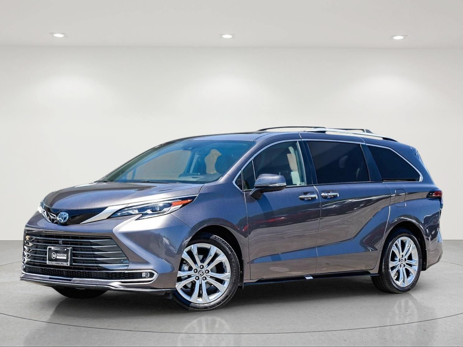 Used 2024 Toyota Sienna Platinum FWD image 2