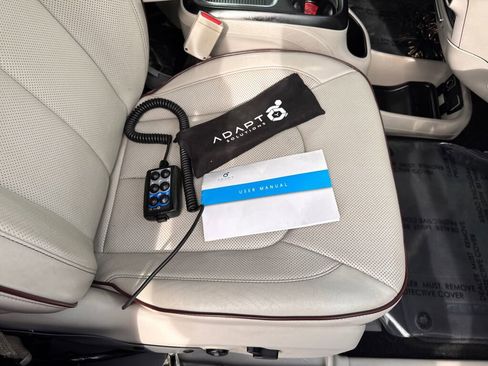 Used 2017 Chrysler Pacifica Limited image 29