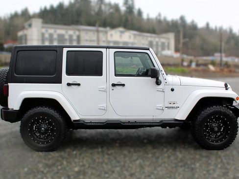 Used 2017 Jeep Wrangler Unlimited Sahara image 8