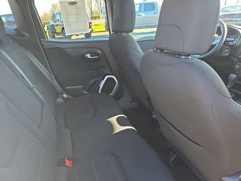 Used 2018 Jeep Renegade Latitude w/ Popular Equipment Group image 11