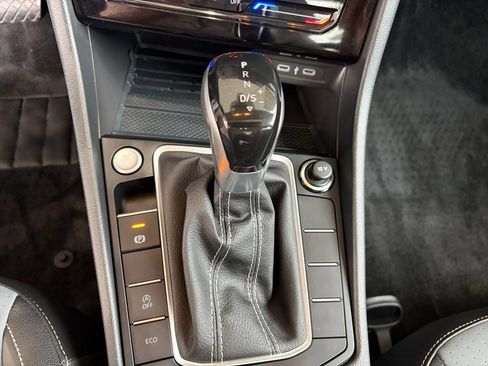 Certified 2025 Volkswagen Jetta SE w/ Sunroof Package FWD image 18