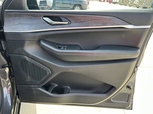 Used 2023 Jeep Grand Cherokee L Limited w/ Luxury Tech Group II image 37