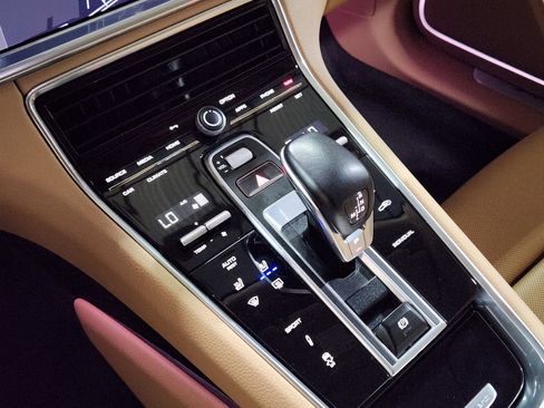 Used 2022 Porsche Panamera image 38