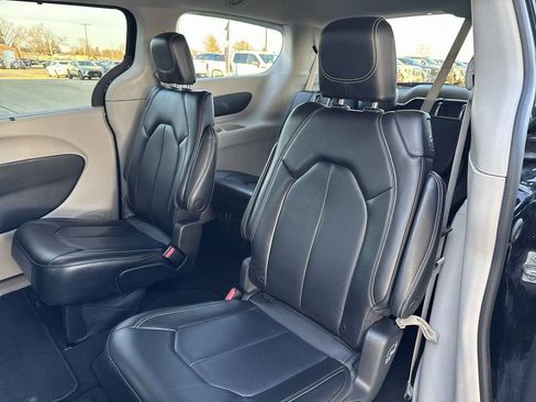 Used 2023 Chrysler Pacifica Touring-L FWD image 21