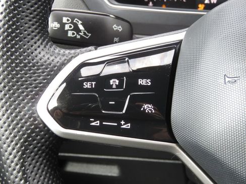 Used 2023 Volkswagen Tiguan SE R-Line image 21