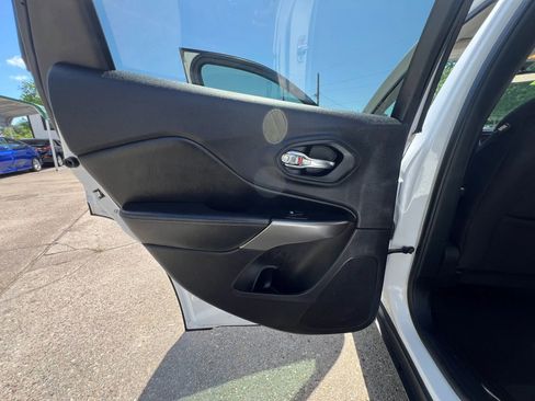 Used 2019 Jeep Cherokee Latitude w/ Popular Appearance Group image 13