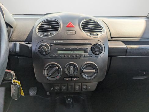 Used 2009 Volkswagen Beetle S image 16