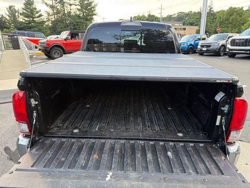 Used 2021 Toyota Tacoma SR5 AWD/4WD image 12