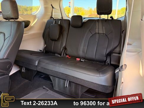 Used 2022 Chrysler Pacifica Touring-L image 15