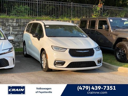 Used 2025 Chrysler Pacifica Select FWD image 1