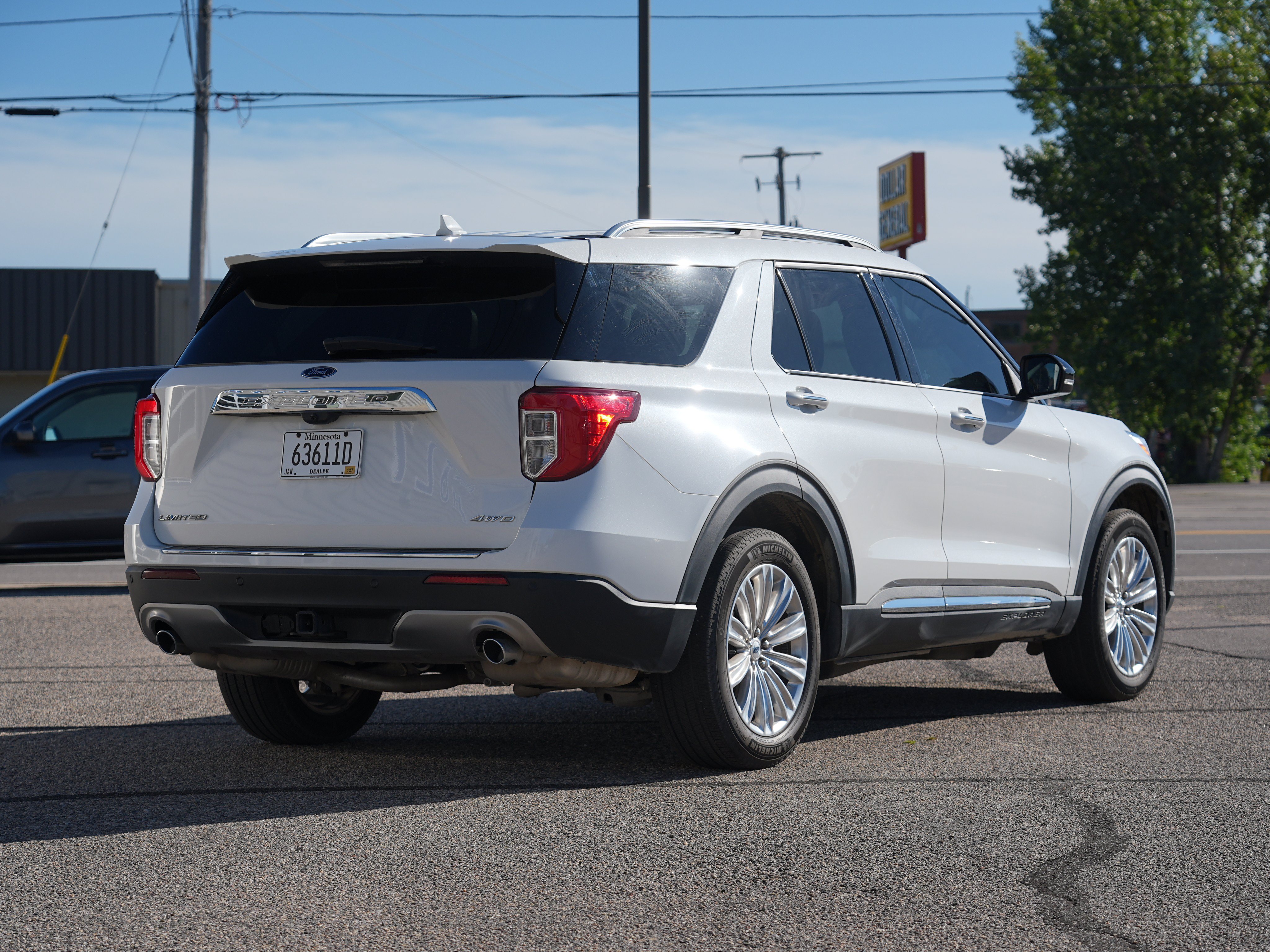 Used 2024 Ford Explorer Limited w/ Limited Technology Package AWD/4WD image 3