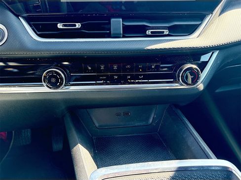 Used 2025 Chevrolet Equinox LT image 16