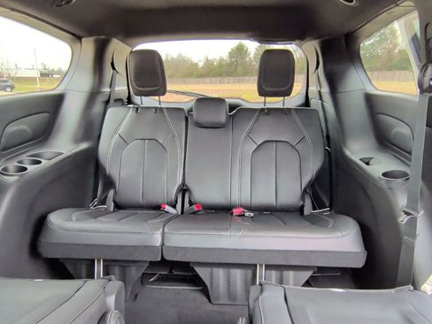 New 2026 Chrysler Pacifica Select image 40