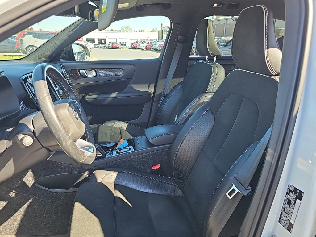 Used 2021 Volvo XC40 T5 R-Design w/ Advanced Package AWD/4WD image 3