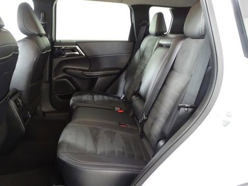 Used 2024 Mitsubishi Outlander SE image 13