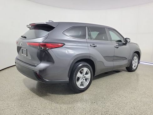 Used 2023 Toyota Highlander LE FWD image 4
