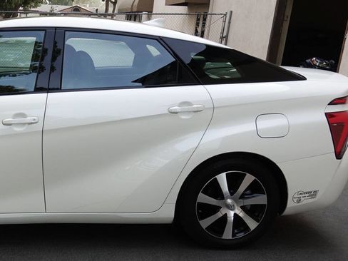 Used 2017 Toyota Mirai FWD image 10