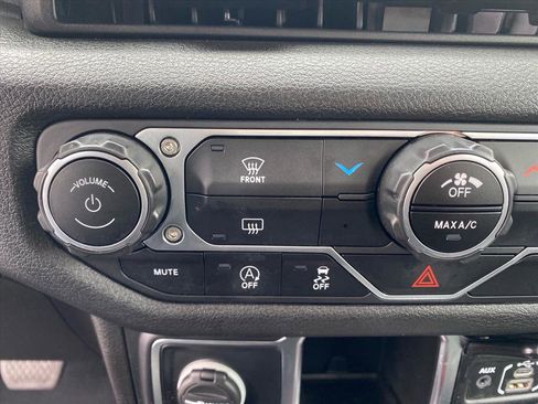 Used 2024 Jeep Gladiator Sport AWD/4WD image 13