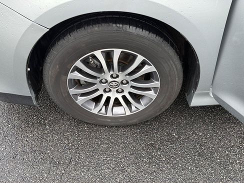 Used 2019 Toyota Sienna XLE Premium FWD image 35