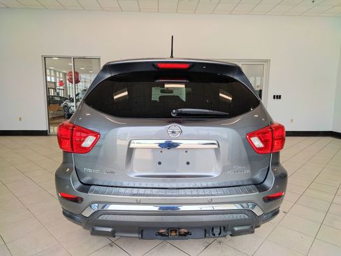 Used 2017 Nissan Pathfinder Platinum w/ Family Entertainment Package image 4