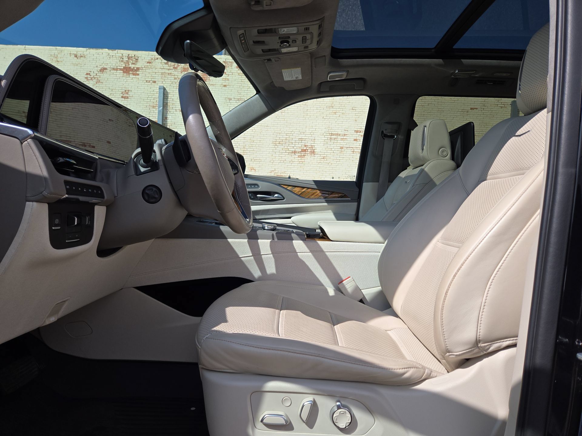 Used 2021 Cadillac Escalade Premium Luxury Platinum AWD/4WD image 16