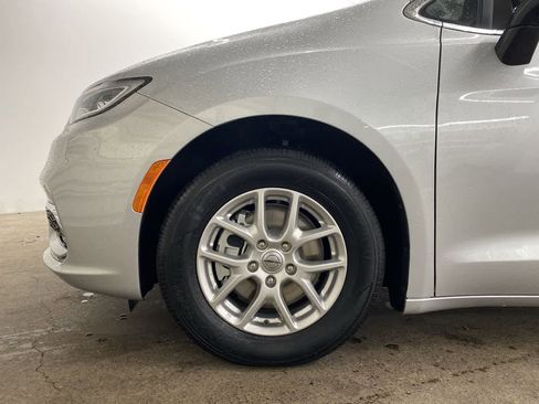Used 2024 Chrysler Pacifica Touring-L FWD image 11