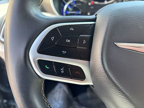 Used 2022 Chrysler Pacifica Touring-L FWD image 18