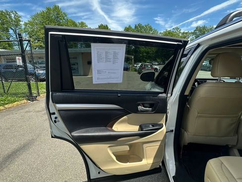 Used 2018 Toyota Highlander XLE AWD/4WD image 30