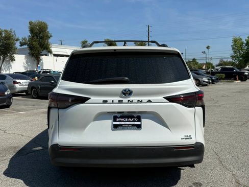 Used 2024 Toyota Sienna XLE w/ XLE Plus Package FWD image 6