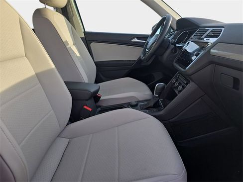 Used 2019 Volkswagen Tiguan SE w/ Panoramic Sunroof Package image 12