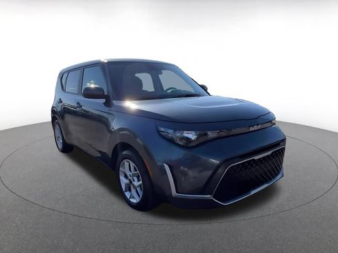 Used 2025 Kia Soul LX w/ LX Technology Package FWD image 3