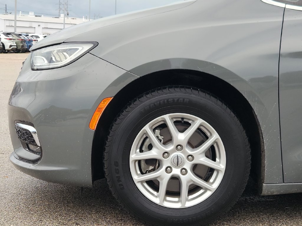 Used 2022 Chrysler Pacifica Touring-L FWD image 5