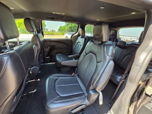 Used 2025 Chrysler Pacifica Select FWD image 28