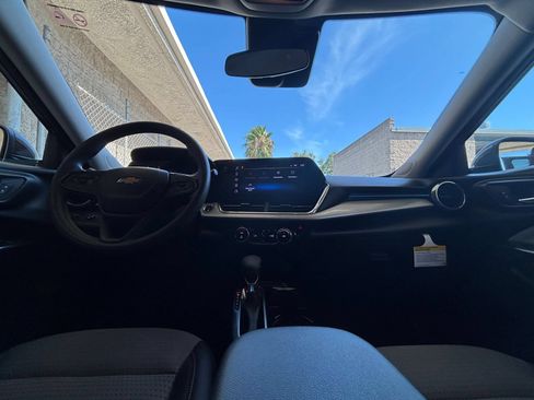 Used 2025 Chevrolet Trax LT FWD image 32