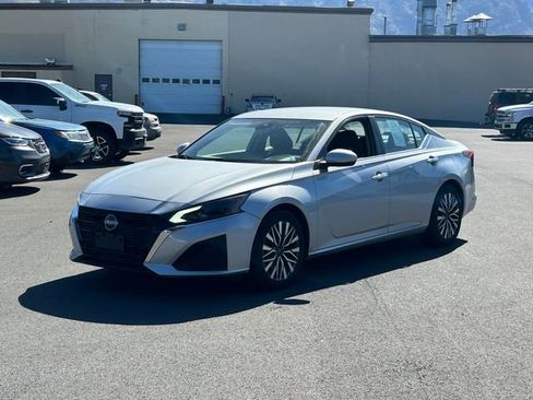 Used 2023 Nissan Altima 2.5 SV FWD image 9