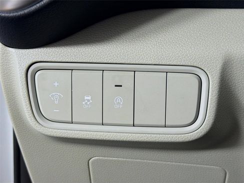 Certified 2025 Kia Soul LX w/ LX Technology Package FWD image 10