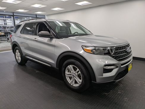 Used 2022 Ford Explorer XLT w/ Equipment Group 202A image 3