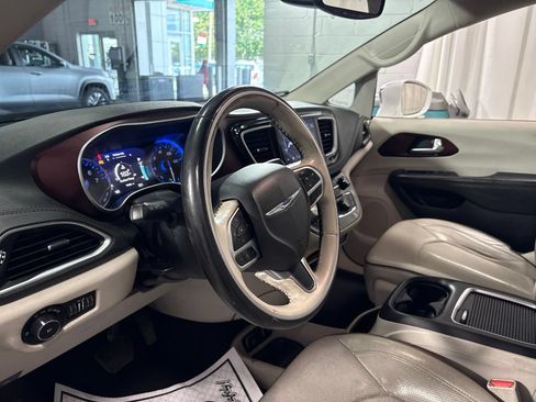 Used 2020 Chrysler Pacifica Limited FWD image 11