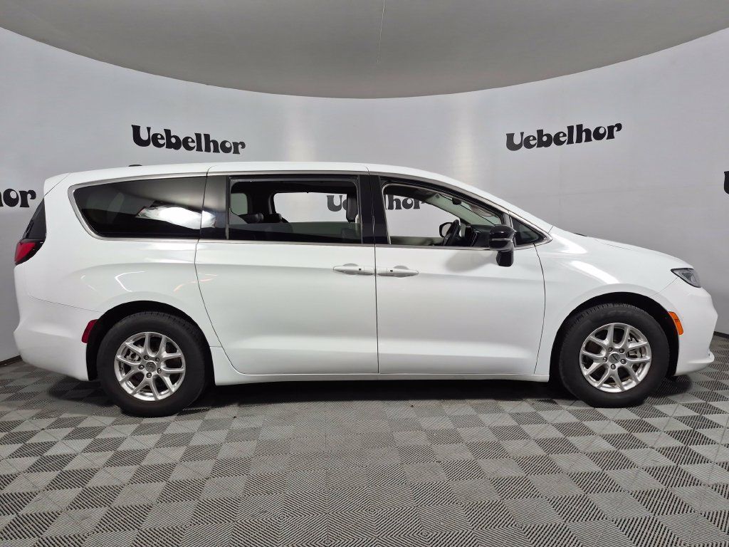Used 2024 Chrysler Pacifica Touring-L FWD image 8