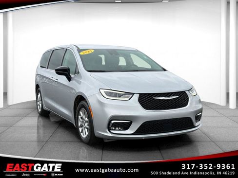 Used 2024 Chrysler Pacifica Touring-L image 1