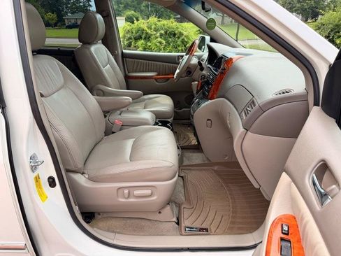 Used 2010 Toyota Sienna FWD image 16
