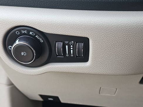 Used 2023 Chrysler Pacifica Limited FWD image 33