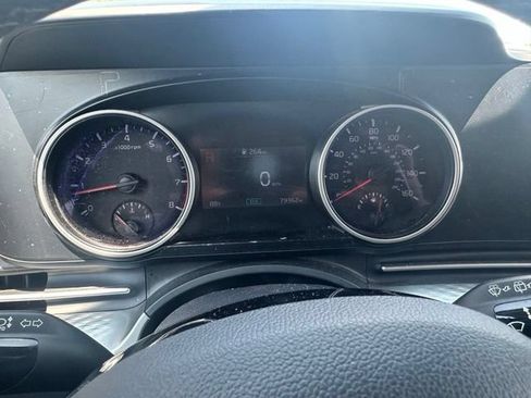 Used 2023 Kia Carnival LX FWD image 19